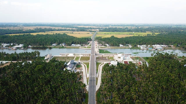  Siêu cống lớn nhất Việt Nam đi vào vận hành, người dân lũ lượt kéo đến check in - Ảnh 7.