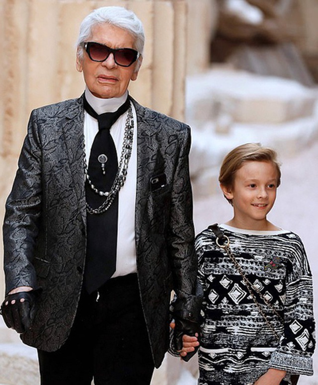  “Hoàng tử bé thần thái ngút ngàn, mới 2 tuổi đã sải bước tại show Chanel, sở hữu khối tài sản triệu đô bây giờ ra sao? - Ảnh 8.