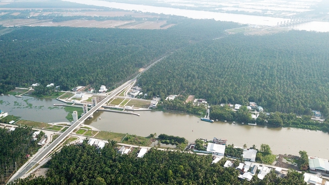  Siêu cống lớn nhất Việt Nam đi vào vận hành, người dân lũ lượt kéo đến check in - Ảnh 9.