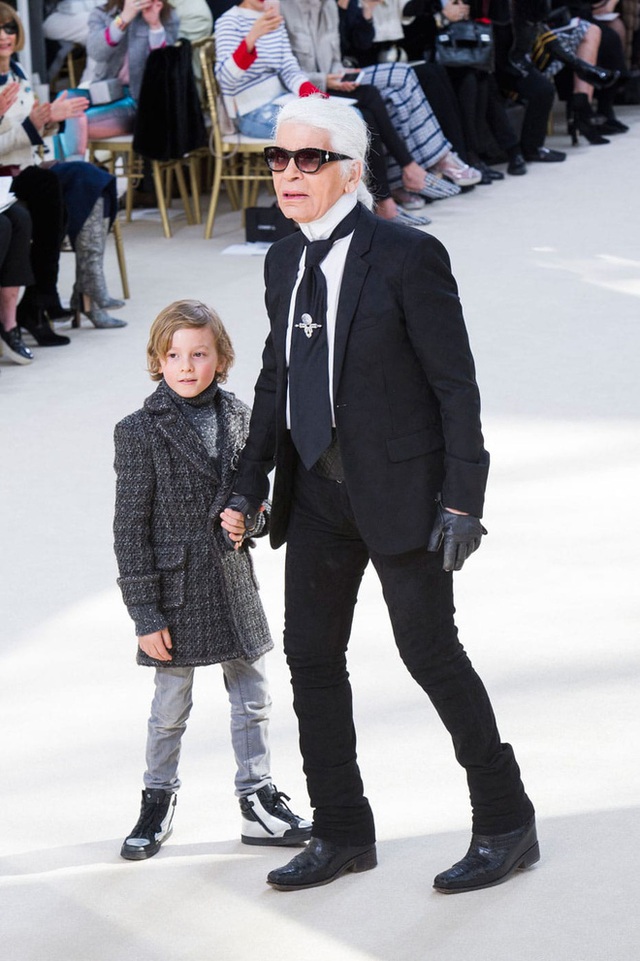  “Hoàng tử bé thần thái ngút ngàn, mới 2 tuổi đã sải bước tại show Chanel, sở hữu khối tài sản triệu đô bây giờ ra sao? - Ảnh 9.