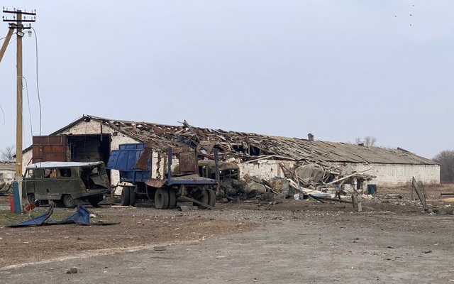 Một nhà kho trong trang trại của ông Yuriy Gumanenko gần Dnipro, Ukraine bị trúng bom. Ảnh: NYT