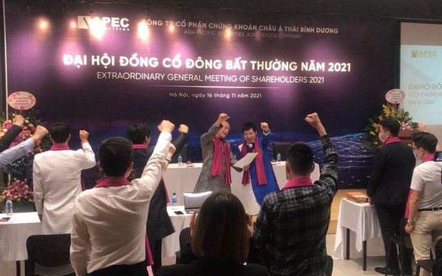 Cổ phiếu họ Apec bay hơi gần nửa giá trị từ khi lãnh đạo quàng khăn tím hô hào cổ đông "quyết tâm gồng lãi"