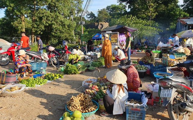 Ngạc nhiên chưa? Ở Mỹ cũng có một khu chợ người Việt mang tên CHỒM HỔM, cảnh tượng gần gũi không thể nào tìm thấy trong các “super market"