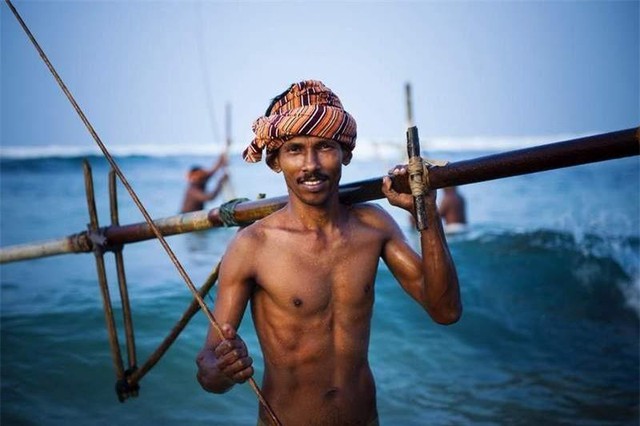 Cận cảnh nghề “đu cột câu cá” độc nhất vô nhị ở quốc gia 22 triệu dân vừa vỡ nợ - Ảnh 1.
