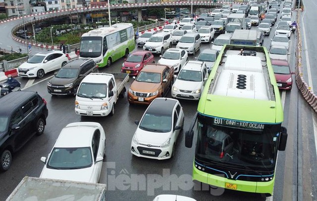 Cầu Vĩnh Tuy (Hà Nội) ùn tắc nghiêm trọng, vì sao? - Ảnh 1.