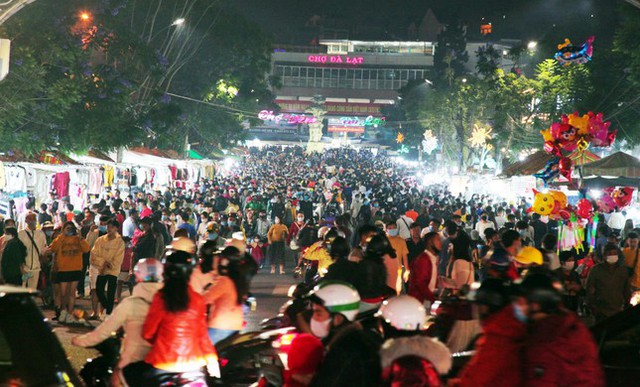  Dự báo khách đến Đà Lạt dịp 30/4 tăng vọt, nhiều khách sạn và homestay ‘cháy’ phòng  - Ảnh 1.