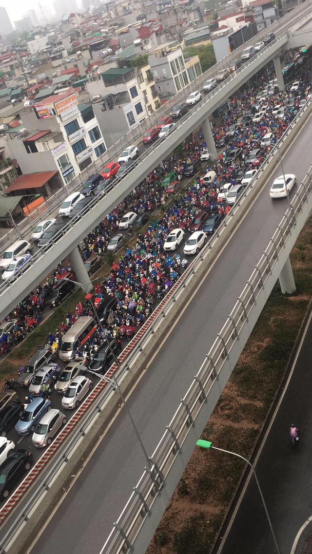  Dân công sở Hà Nội than trời vì tắc đường kinh hoàng trong sáng đầu tuần mưa rét: Đi cả tiếng đồng hồ vẫn chưa đến được công ty! - Ảnh 3.