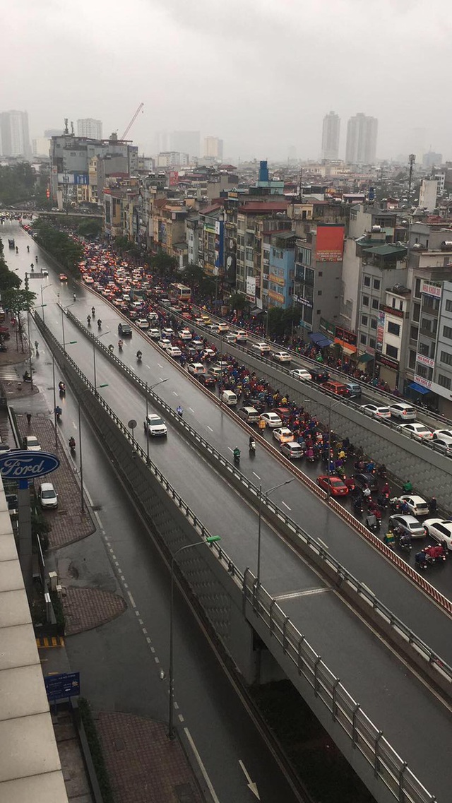  Dân công sở Hà Nội than trời vì tắc đường kinh hoàng trong sáng đầu tuần mưa rét: Đi cả tiếng đồng hồ vẫn chưa đến được công ty! - Ảnh 4.