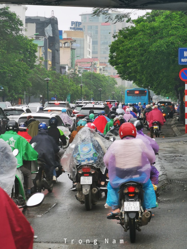  Dân công sở Hà Nội than trời vì tắc đường kinh hoàng trong sáng đầu tuần mưa rét: Đi cả tiếng đồng hồ vẫn chưa đến được công ty! - Ảnh 5.
