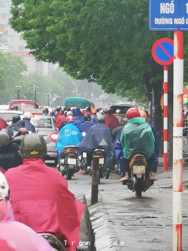  Dân công sở Hà Nội than trời vì tắc đường kinh hoàng trong sáng đầu tuần mưa rét: Đi cả tiếng đồng hồ vẫn chưa đến được công ty! - Ảnh 6.