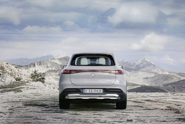 Siêu phẩm Mercedes-Benz EQS chính thức có bản SUV - ông vua mới phân khúc SUV hạng sang chạy điện là đây - Ảnh 3.