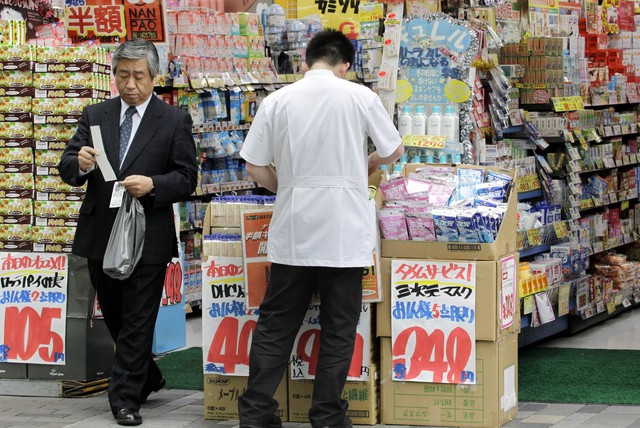Lạm phát nóng lên từng ngày trong khi tiền lương không nhúc nhích, các cửa hàng đồng giá thành phao cứu sinh cho dân Nhật Bản - Ảnh 2.