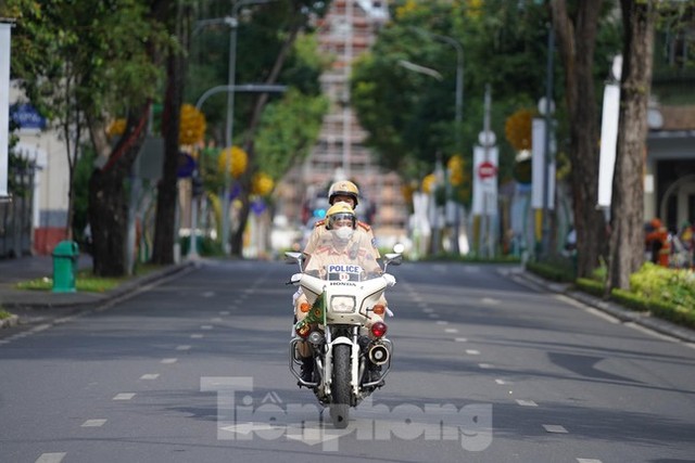  Rưng rưng hình ảnh tiễn đưa Phó Chủ tịch TPHCM Lê Hòa Bình về nơi an nghỉ cuối cùng  - Ảnh 1.