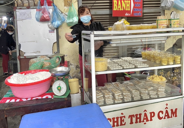 Bán bánh trôi, bánh chay kiếm bộn tiền ngày Tết Hàn thực - Ảnh 1.