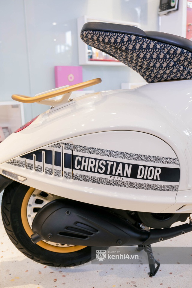  Ngắm cận cảnh xe Vespa 946 Christian Dior: Có gì đặc biệt mà giá lên tới 700 triệu đồng và khiến hội nhà giàu mê mẩn? - Ảnh 15.