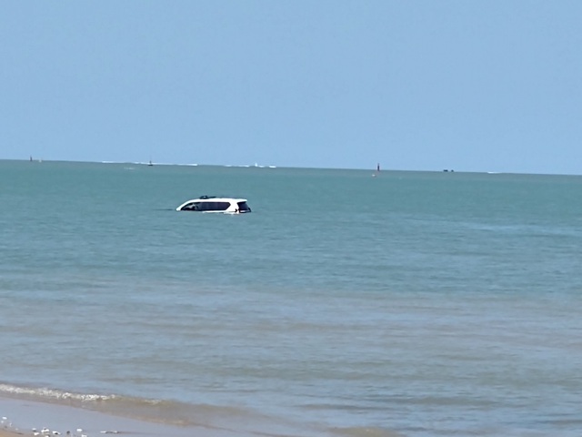 ‘Xe chủ tịch’ Toyota Land Cruiser mắc kẹt ở bãi biển, bị thuỷ chiều nhấn chìm - Ảnh 3.
