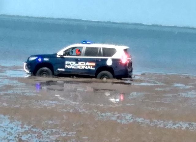 ‘Xe chủ tịch’ Toyota Land Cruiser mắc kẹt ở bãi biển, bị thuỷ chiều nhấn chìm - Ảnh 1.