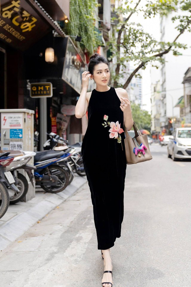 Nghệ sĩ và giới thượng lưu Việt lăng xê trào lưu mặc đồ nhung lụa thêu tay, lan tỏa vẻ đẹp truyền thống khiến ai cũng phải thốt lên: Mười phân vẹn mười - Ảnh 16.