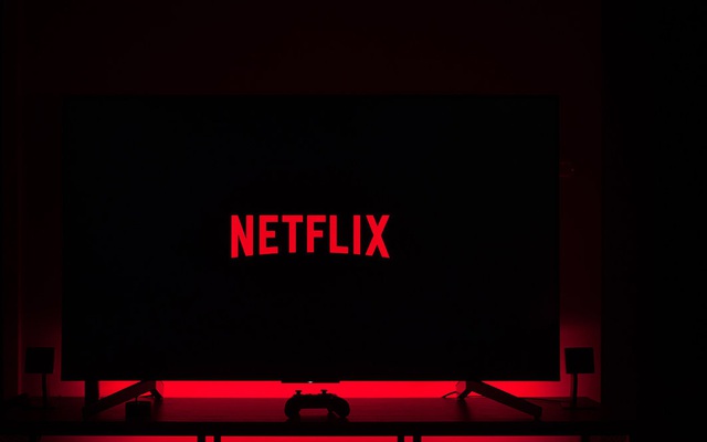 Giảm số lượng thuê bao lần đầu tiên sau 10 năm khiến cổ phiếu giảm sốc 25%, Netflix cân nhắc bắt người dùng xem quảng cáo