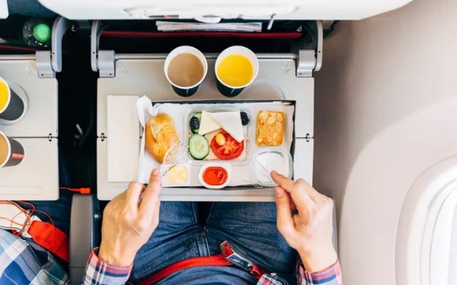 Đi máy bay đừng ăn những món này nếu không muốn bụng dạ 'biểu tình': Chuyên gia khuyến cáo