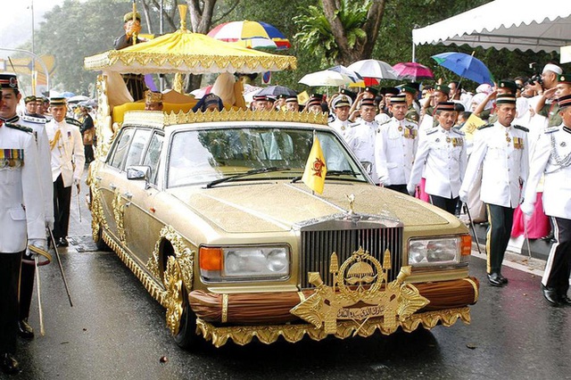 Cuộc sống xa hoa của quốc vương Brunei cùng khối tài sản khổng lồ, sẵn sàng dát vàng bất kì thứ gì trong tầm mắt - Ảnh 3.