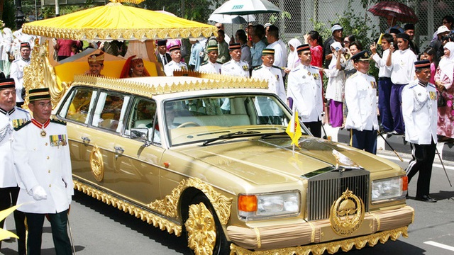 Cuộc sống xa hoa của quốc vương Brunei cùng khối tài sản khổng lồ, sẵn sàng dát vàng bất kì thứ gì trong tầm mắt - Ảnh 5.