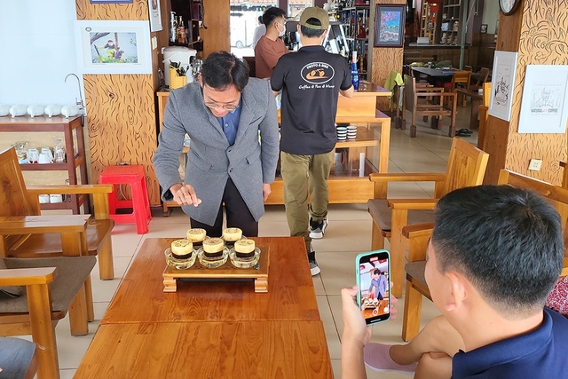 Cận cảnh ly cà phê Phượng Hoàng Lửa đắt nhất Việt Nam, giá 249.000/ly và quy trình chế biến đang gây tranh cãi - Ảnh 2.