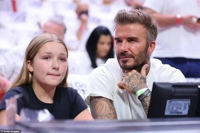 Thị phi lại bủa vây nhà David Beckham: Chỉ dẫn con gái đi xem bóng mà dân tình cũng vào cạnh khóe chuyện dạy dỗ như này! - Ảnh 2.