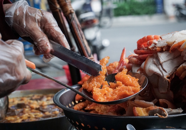 Gánh bún suông không biển hiệu truyền qua 3 thế hệ, vài tiếng mở hàng bán cả trăm bát - Ảnh 3.