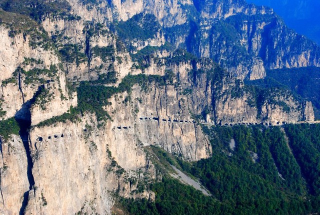 Thôn làng nguy hiểm nhất Trung Quốc: Tọa lạc trên núi dựng đứng cao 1.700m, có cung đường treo vách đá cheo leo thách thức mọi tay lái lão luyện - Ảnh 3.