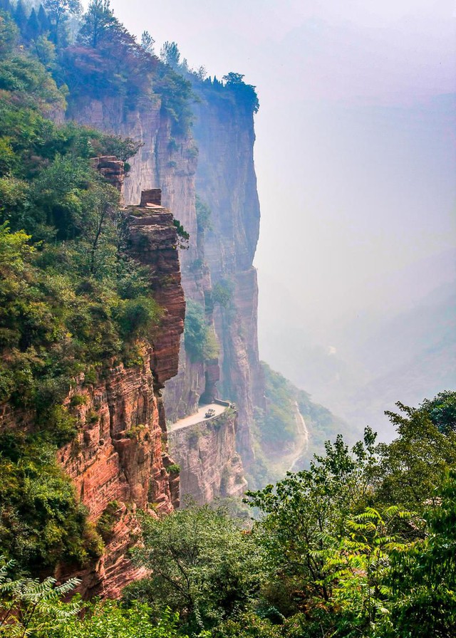 Thôn làng nguy hiểm nhất Trung Quốc: Tọa lạc trên núi dựng đứng cao 1.700m, có cung đường treo vách đá cheo leo thách thức mọi tay lái lão luyện - Ảnh 6.