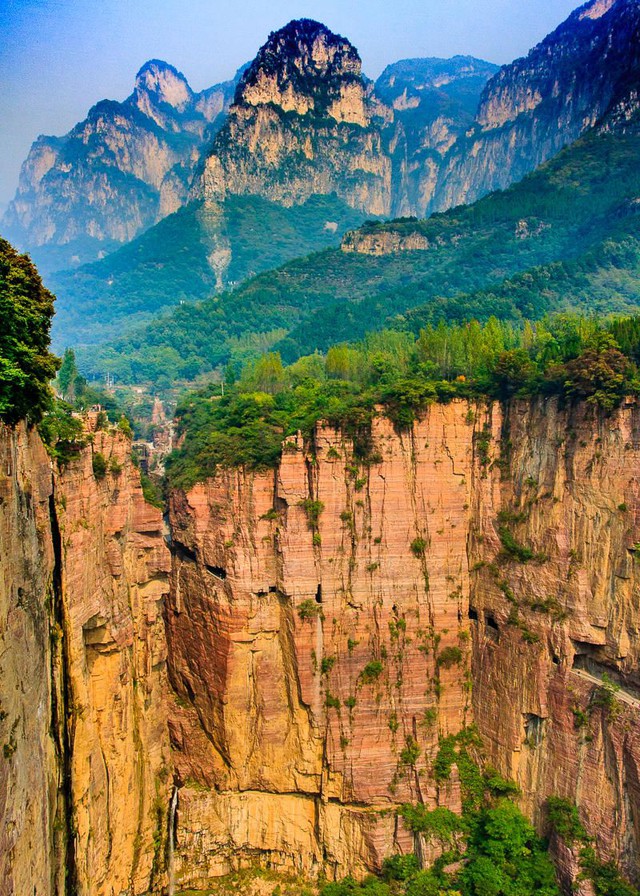 Thôn làng nguy hiểm nhất Trung Quốc: Tọa lạc trên núi dựng đứng cao 1.700m, có cung đường treo vách đá cheo leo thách thức mọi tay lái lão luyện - Ảnh 7.