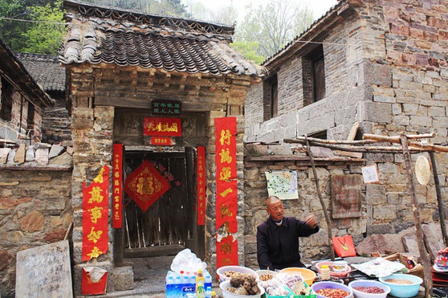 Thôn làng nguy hiểm nhất Trung Quốc: Tọa lạc trên núi dựng đứng cao 1.700m, có cung đường treo vách đá cheo leo thách thức mọi tay lái lão luyện - Ảnh 8.