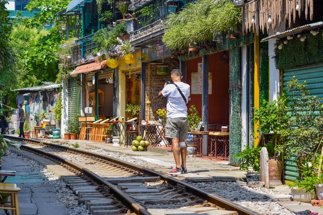  Phố cà phê đường tàu ở Hà Nội đón khách trở lại với nhiều thay đổi lớn - Ảnh 1.