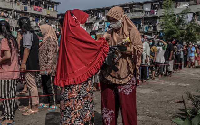 Hàng trăm người xếp hàng để nhận dầu cọ tại Palembang, Indonesia vào ngày 24/2.