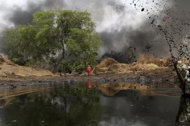 Nigeria: Nổ thảm khốc ở kho dầu trái phép, hơn 100 người chết  - Ảnh 2.