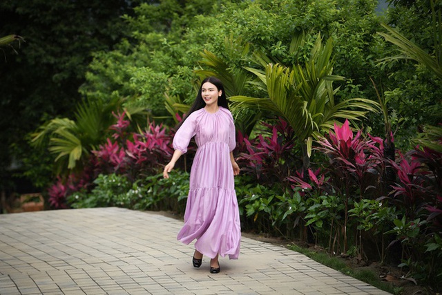 Tuổi 40 độc thân, nữ NSƯT xứ Nghệ sống trong nhà vườn rộng 8.000 m2 ở ngoại ô Hà Nội, sáng sớm dậy ra vườn cắt hoa, thưởng trà - Ảnh 1.