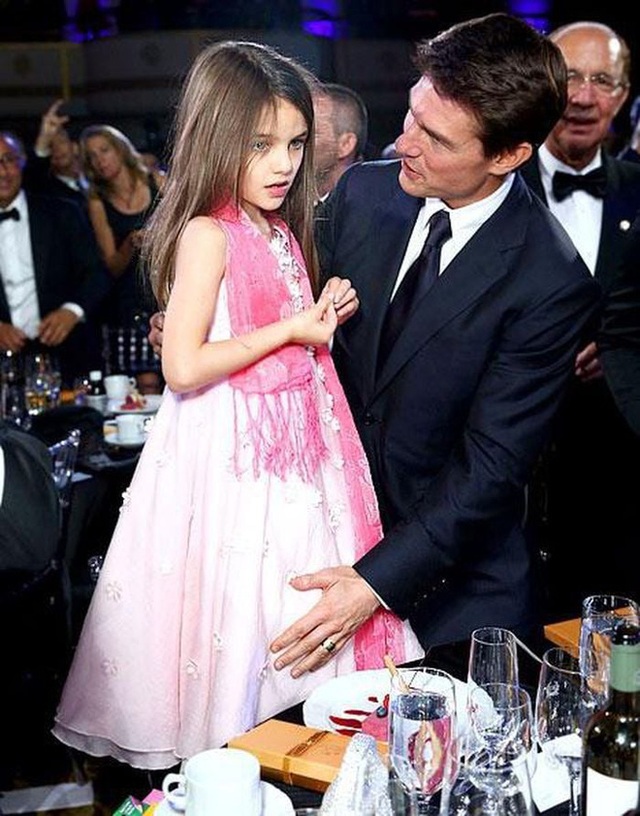 Màn dậy thì ngoạn mục của con gái Tom Cruise: Công chúa nhỏ dát toàn đồ hiệu khuấy đảo Hollywood nay đã hoá mỹ nhân tuổi teen xuất chúng - Ảnh 2.