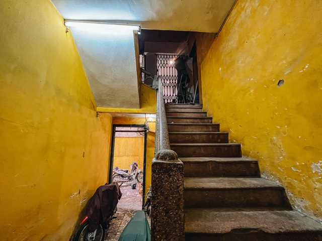  Bên trong những căn biệt thự cũ ở Hà Nội: Có đến 5, 7 hộ gia đình sinh sống chung; tưởng ở đất vàng không ngờ ẩm thấp, chật chội - Ảnh 14.
