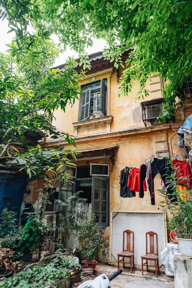  Bên trong những căn biệt thự cũ ở Hà Nội: Có đến 5, 7 hộ gia đình sinh sống chung; tưởng ở đất vàng không ngờ ẩm thấp, chật chội - Ảnh 27.