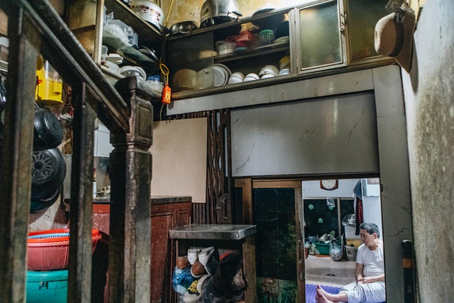  Bên trong những căn biệt thự cũ ở Hà Nội: Có đến 5, 7 hộ gia đình sinh sống chung; tưởng ở đất vàng không ngờ ẩm thấp, chật chội - Ảnh 5.