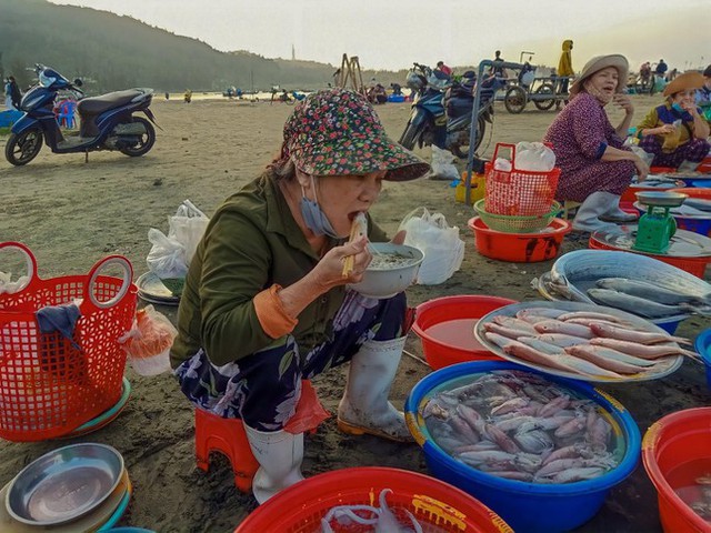  Cận cảnh chợ cá chỉ bán lúc tinh mơ nơi bãi biển đẹp nhất hành tinh  - Ảnh 4.