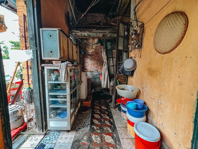  Bên trong những căn biệt thự cũ ở Hà Nội: Có đến 5, 7 hộ gia đình sinh sống chung; tưởng ở đất vàng không ngờ ẩm thấp, chật chội - Ảnh 8.
