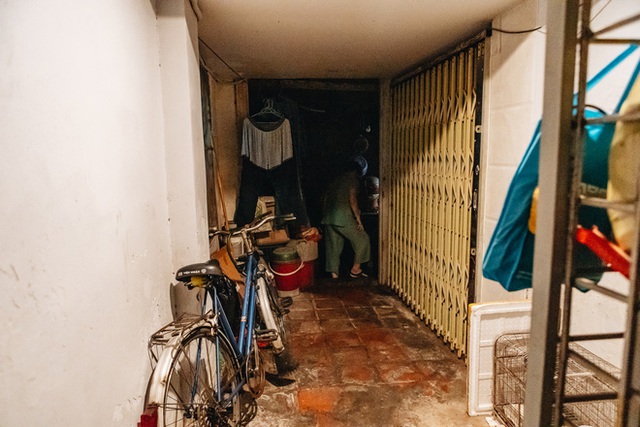  Bên trong những căn biệt thự cũ ở Hà Nội: Có đến 5, 7 hộ gia đình sinh sống chung; tưởng ở đất vàng không ngờ ẩm thấp, chật chội - Ảnh 11.