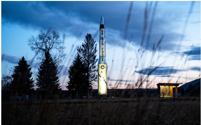 Một tên lửa Minuteman đã ngừng hoạt động ở Lewistown tượng trưng cho mối quan hệ giữa Quận Fergus của Montana và quân đội. (Demetrius Freeman / The Washington Post)