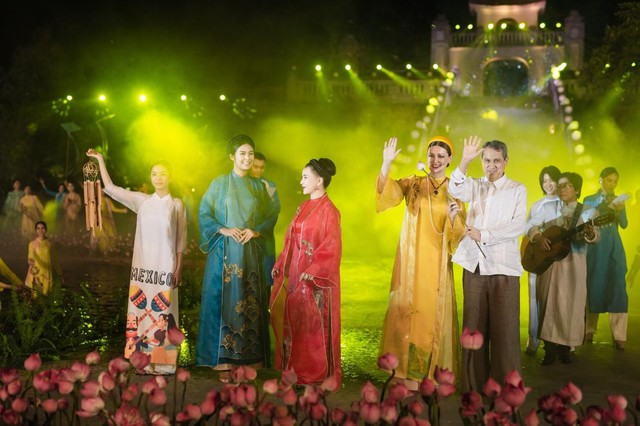 Hoa hậu Ngọc Hân góp mặt Festival Áo dài Quảng Ninh 2022, kể chuyện “Tâm thân an tịnh” cùng hàng loạt NTK nổi tiếng - Ảnh 3.