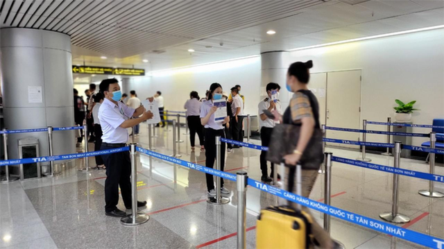  Chống ùn tắc sân bay Tân Sơn Nhất, TPHCM nới kiểm tra y tế người nhập cảnh  - Ảnh 1.
