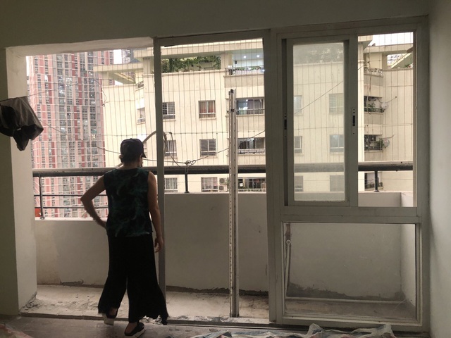 Cặp vợ chồng chi gần 1 tỷ đồng để cải tạo lại căn hộ 138m² ở Hà Nội với gam màu vàng vô cùng bắt mắt - Ảnh 1.