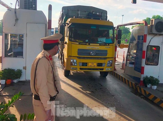  Lần đầu tiên Hà Nội chỉ đạo xả trạm thu phí khi ùn tắc - Ảnh 1.