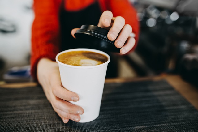 Nghiên cứu tại Ấn Độ: Uống cà phê trong cốc giấy hại cho sức khoẻ - Ảnh 1.